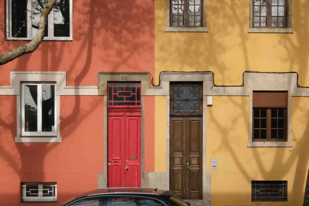 Fotografia de Arquitetura Imobiliária: 5 Razões Para Apostar em Imagens Profissionais 12 fotografia de arquitetura simetria fachadas coloridas
